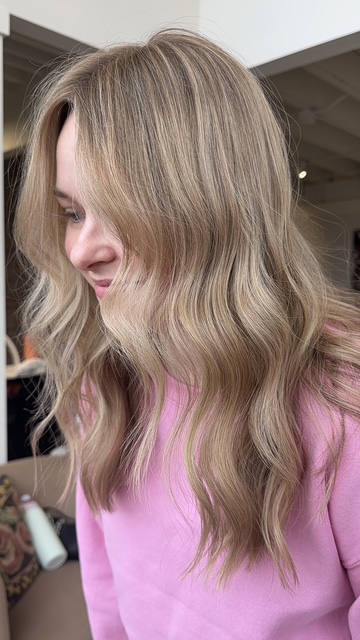 Soft bronde balayage with beachy waves by Evelyn