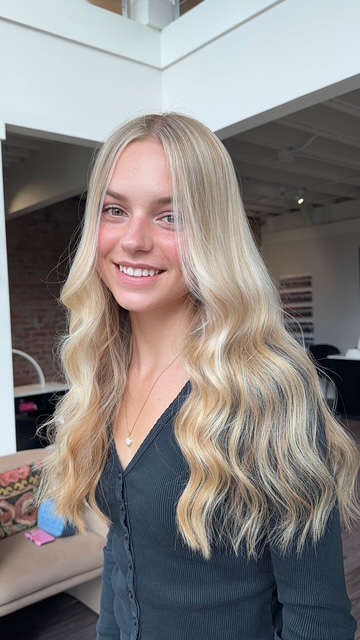 Golden blonde with soft waves by Evelyn